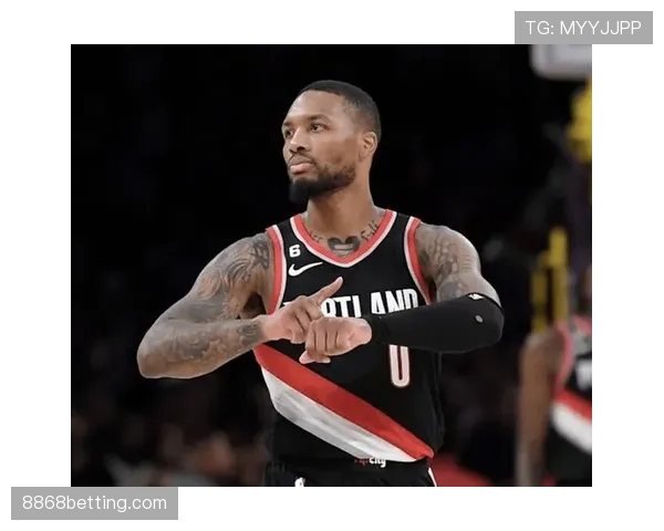 利拉德休赛期天天喝蛋白粉当水，结果夏天晒成黑巧还说自己没练