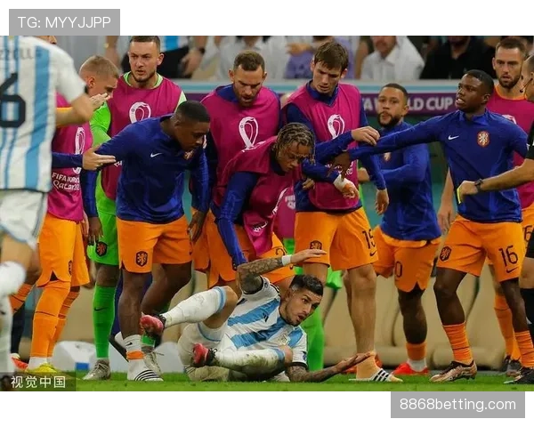 场外替补席冲突如何影响足球犯规与判罚标准？