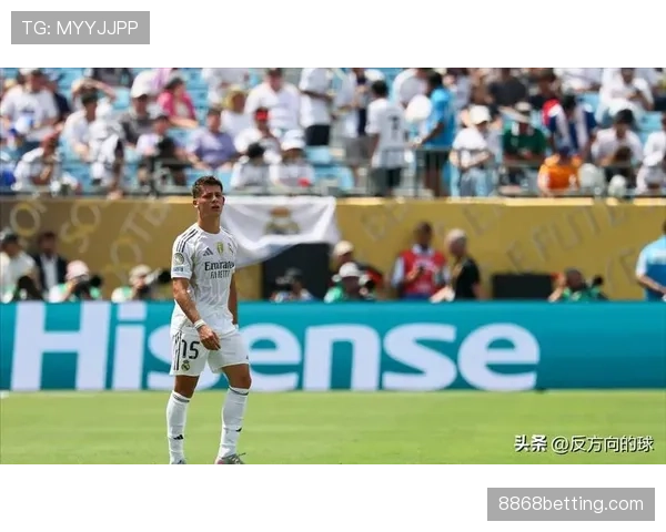 安切洛蒂如何通过中场出球调整实现皇马关键战的高位压制？