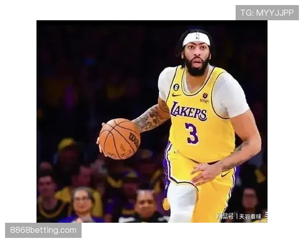 戴维斯今天鞋子闪成钻石了？看着就像路人拿了千万开局一样